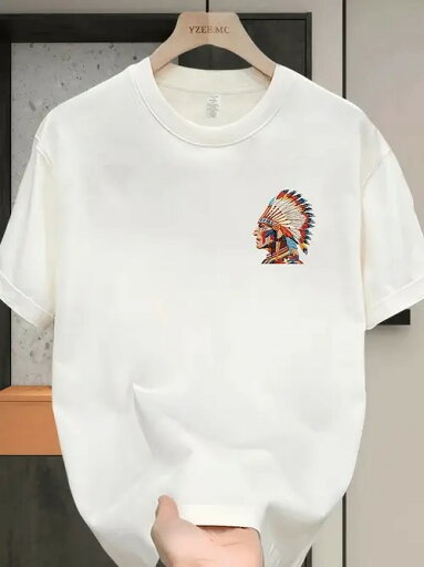 左胸にインディアン・ヘッドの刺繍が入った200gホワイト・クルーネック半袖Tシャツ。ピュア・コットンを使用したヒップスター・スタイルは、厚手で通気性に優れ、快適な着心地。 左胸にインディアン・ヘッドの刺繍が入った200gホワイト・クルーネック半袖Tシャツ。ピュア・コットンを使用したヒップスター・スタイルは、厚手で通気性に優れ、快適な着心地。