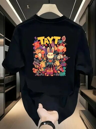 200gのブラック・クルーネック半袖Tシャツは、背中に鮮やかな色彩のカートゥーン・プリントが施され、中央のイエロー・テキストがウサギやロボットなど様々なスタイルのカートゥーン・イメージに囲まれている。 200gのブラック・クルーネック半袖Tシャツは、背中に鮮やかな色彩のカートゥーン・プリントが施され、中央のイエロー・テキストがウサギやロボットなど様々なスタイルのカートゥーン・イメージに囲まれている。