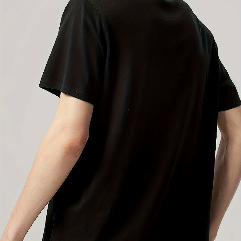 200g 黒いTシャツ、背中には白い文字。 真ん中には山のような模様があり、その周りをピンクのパーツが囲んでいる。