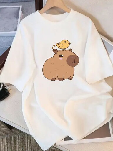 癒し系フグ200gです!萌えイラストがプリントされた白い半袖Tシャツは、スナック豚と小黄鶏のやり取りで、癒やされます。白Tは爽やかで使いやすいです。 癒し系フグ200gです!萌えイラストがプリントされた白い半袖Tシャツは、スナック豚と小黄鶏のやり取りで、癒やされます。白Tは爽やかで使いやすいです。