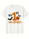 フロントにハロウィーンをテーマにしたグラフィックとテキストが入った200gのコットンTシャツ。 中央には大きなオレンジ色の数字とその横に黒い文字、そしてオレンジ色のカボチャの光のモチーフと2匹の黒いコウモリが描かれ、全体的にお祭りのようなスタイルになっている。