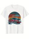 フロントに赤と白でヴィンテージ・カーをプリントした200gのコットン製Tシャツ。背景には夕焼けのシーンを思わせるオレンジ、緑、青の円形グラデーション・パターンを...