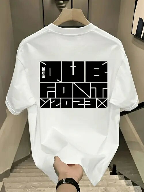 200gのホワイトTシャツは、幾何学模様からインスパイアされたブラックの文字パターンを背面に配し、シンプルでありながらトレンド感のあるデザインに仕上げている。ユニセックスで、ピュア・コットン製。快適で通気性に優れ、ラウンドネックでルーズフィット。