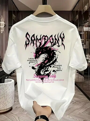 200gの白Tシャツの背中には、黒とピンクのドラゴンの模様があり、スタイル化されたテキストが添えられている。ピュア・コットン製で着心地がよく、通気性も抜群。 200gの白Tシャツの背中には、黒とピンクのドラゴンの模様があり、スタイル化されたテキストが添えられている。ピュア・コットン製で着心地がよく、通気性も抜群。