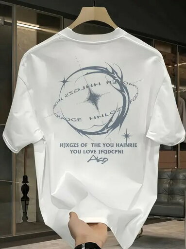200gの白Tシャツの背面には、つるや星をあしらった円形の装飾のような複雑なパターンと文字がプリントされ、トレンディでミステリアスなスタイルとなっている。 200gの白Tシャツの背面には、つるや星をあしらった円形の装飾のような複雑なパターンと文字がプリントされ、トレンディでミステリアスなスタイルとなっている。