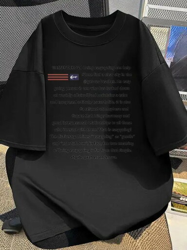 200gの黒Tシャツに大きく英字、小さくアメリカ国旗の柄がプリントされた、文学的で含蓄のあるスタイル。 200gの黒Tシャツに大きく英字、小さくアメリカ国旗の柄がプリントされた、文学的で含蓄のあるスタイル。