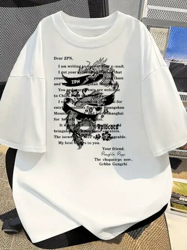 英文エピストリーの内容とドラゴンのモチーフがプリントされた200gの白Tシャツは、文学的でオリエンタルなスタイル。着心地と通気性に優れたコットンを使用。 英文エピストリーの内容とドラゴンのモチーフがプリントされた200gの白Tシャツは、文学的でオリエンタルなスタイル。着心地と通気性に優れたコットンを使用。