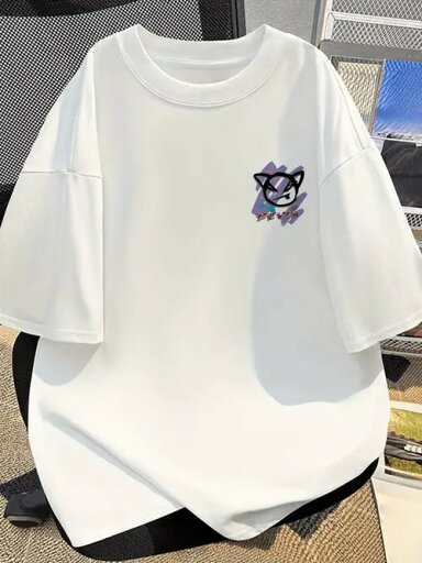 200gの白いTシャツは、左胸にカラフルなパターンと眼鏡のような要素を配し、ミニマリスト・シックに遊び心を加えたスタイルに仕上げている。着心地と通気性に優れたコットンを使用。 200gの白いTシャツは、左胸にカラフルなパターンと眼鏡のような要素を配し、ミニマリスト・シックに遊び心を加えたスタイルに仕上げている。着心地と通気性に優れたコットンを使用。