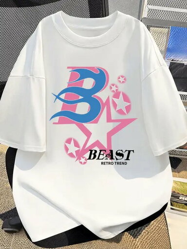 200gのホワイトTシャツは、目を引くグラフィックとテキストが特徴。力強さと個性を感じさせるこのTシャツは、レトロな要素とトレンディな要素の両方を兼ね備えたスタイルで、全体的にユニークなファッションテイストを際立たせている。 200gのホワイトTシャツは、目を引くグラフィックとテキストが特徴。力強さと個性を感じさせるこのTシャツは、レトロな要素とトレンディな要素の両方を兼ね備えたスタイルで、全体的にユニークなファッションテイストを際立たせている。