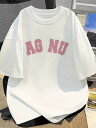 200gの白Tシャツにピンクの文字がプリントされ、シンプルでスタイリッシュな印象。ピュア・コットンを使用した200gのヘビーウェイトは着心地がよく、厚手で不浸透性です。(4)