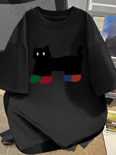 200gのブラックTシャツは、キュートな黒猫のプリントと、猫の足元にあしらわれた四角いカラーが遊び心と楽しさを演出。コットンで着心地がよく、通気性も抜群。ゆったりとしたサイズ感で様々な体型に対応でき、カップルで着て甘い雰囲気をアピールするのもいい。 200gのブラックTシャツは、キュートな黒猫のプリントと、猫の足元にあしらわれた四角いカラーが遊び心と楽しさを演出。コットンで着心地がよく、通気性も抜群。ゆったりとしたサイズ感で様々な体型に対応でき、カップルで着て甘い雰囲気をアピールするのもいい。