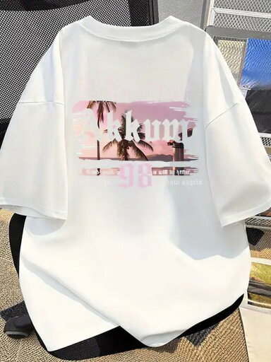 ヤシの木と建築モチーフのテキストが背中にプリントされた200gのホワイトTシャツは、夏らしい雰囲気のトレンディなスタイル。ユニセックスで、ゆったりとしたフィット感で、快適さと通気性を重視したコットン製! ヤシの木と建築モチーフのテキストが背中にプリントされた200gのホワイトTシャツは、夏らしい雰囲気のトレンディなスタイル。ユニセックスで、ゆったりとしたフィット感で、快適さと通気性を重視したコットン製!