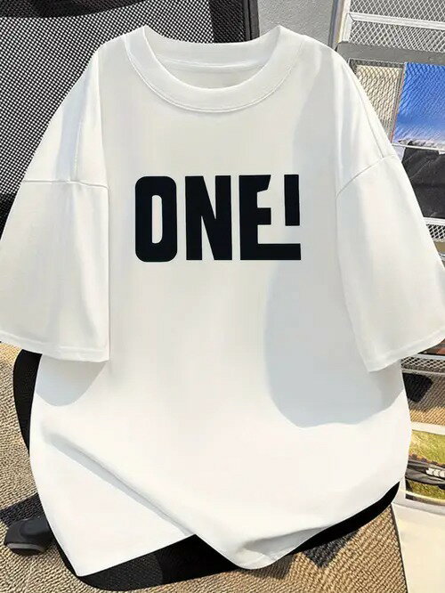 200gのホワイトTシャツにブラックの「ONE！」レタリングがプリントされ、シンプルでスタイリッシュなルックス。ルーズフィット、コットン素材、快適で通気性が良い。