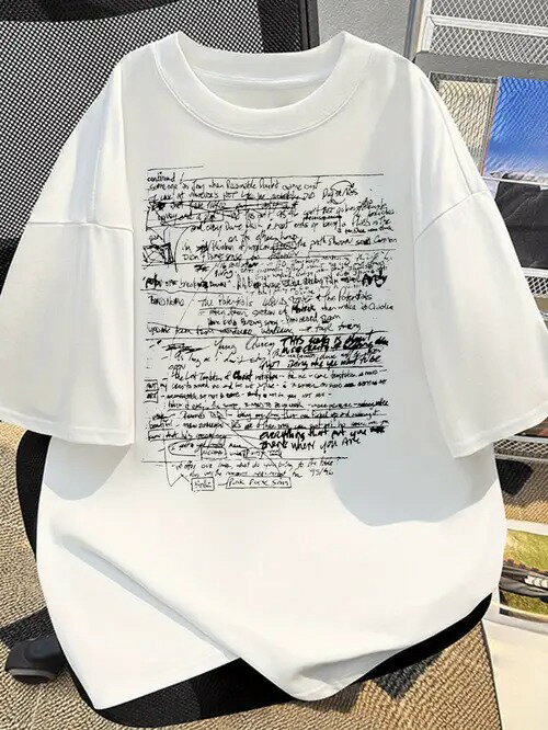 200gのホワイトTシャツにブラックの手書き風テキストがプリントされ、ニッチなデザインと原宿の雰囲気を持つユニークなスタイルとなっている。ヘビーウェイト・コットン