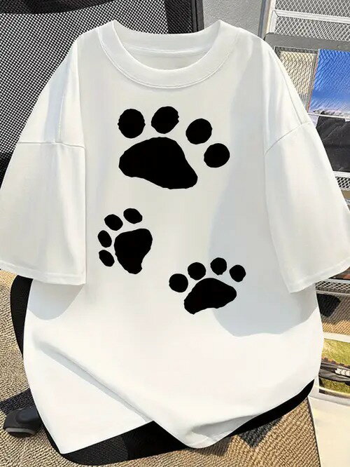 黒い動物の肉球プリント柄がプリントされた200gの白Tシャツは、シンプルでキュートな子供らしいスタイ..