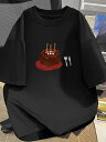サイドにキャンドルとカトラリーをあしらったバースデーケーキ柄の200g黒Tシャツ。