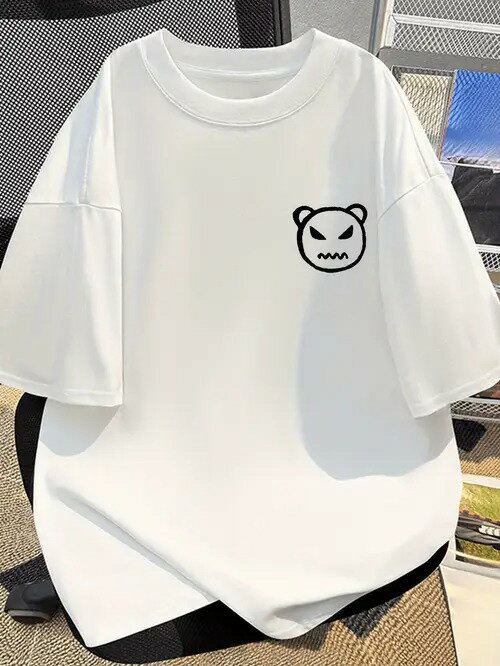 左胸にブラックの怒れるクマの頭部モチーフをあしらった200gのホワイトTシャツは、クールさと個性を感じさせるミニマルなスタイル。ピュア・コットンを使用し、快適で通気性に優れている。