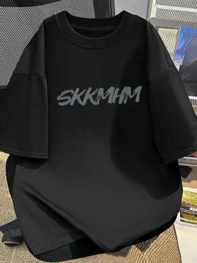 グレーの英字がプリントされた200グラムの黒Tシャツは、シンプルなスタイルですが、少しトレンディな、快適で通気性を身に着けている純粋な綿素材の神秘的な感覚 グレーの英字がプリントされた200グラムの黒Tシャツは、シンプルなスタイルですが、少しトレンディな、快適で通気性を身に着けている純粋な綿素材の神秘的な感覚