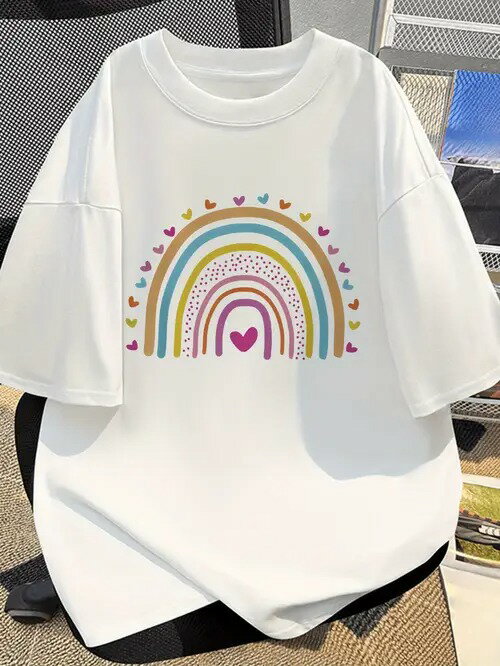 200gの白い半袖Tシャツ、色鮮やかな虹模様がプリントされ、虹模様の周りにはたくさんの小さなハートが点在しています。コットン素材は快適で通気性に優れている。