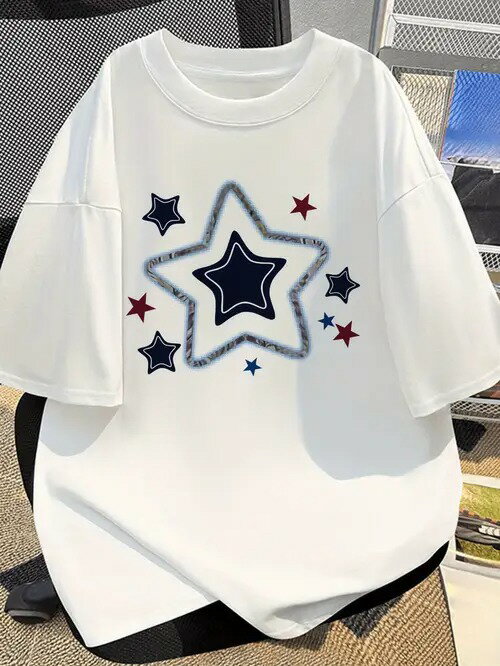 200gの白い半袖Tシャツ。胸に大小の星柄があしらわれ、大きな星の内側は紺色、表地は淡い色のシルエットで飾られ、その周りを赤と青の小さな星が囲む、シンプルながらアメリカーナのトレンドを感じさせるスタイル。コットン素材は着心地がよく、通気性も抜群です。