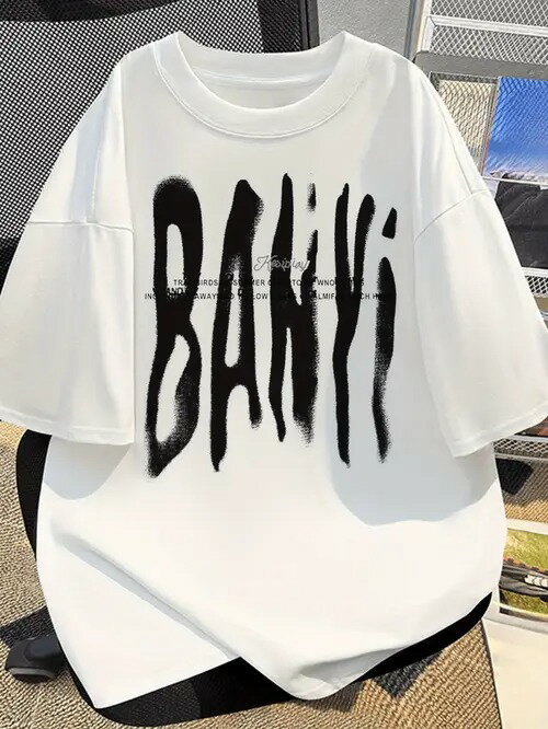 200gの白の半袖Tシャツに、目を引く黒の筆記体の文字とその下に小さなプリントがプリントされている。ゆったりとしたコットン素材で、着心地と通気性に優れている。
