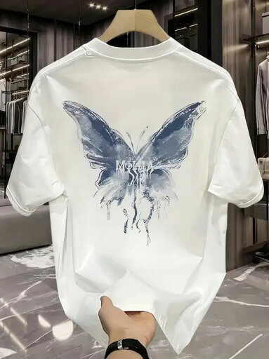 200gの白い半袖Tシャツで、背中上部にピンクの文字、中央に黒いインクのシミのような広がり、裾を囲むようにピンクの英文がたくさん入っている。個性的でアーティスティックなスタイル。コットンの生地は着心地がよく、通気性に優れている。 200gの白い半袖Tシャツで、背中上部にピンクの文字、中央に黒いインクのシミのような広がり、裾を囲むようにピンクの英文がたくさん入っている。個性的でアーティスティックなスタイル。コットンの生地は着心地がよく、通気性に優れている。