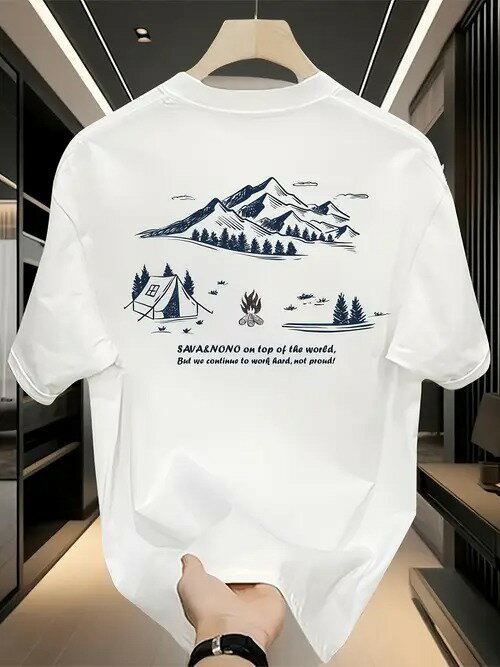 200gの白の半袖Tシャツで、背中には山、木、テント、キャンプファイヤーが描かれた青と黒のアウトドア風景グラフィックが配され、その下には英語が書かれている。個性的でアーティスティックなスタイル。コットンの生地は着心地がよく、通気性に優れている。