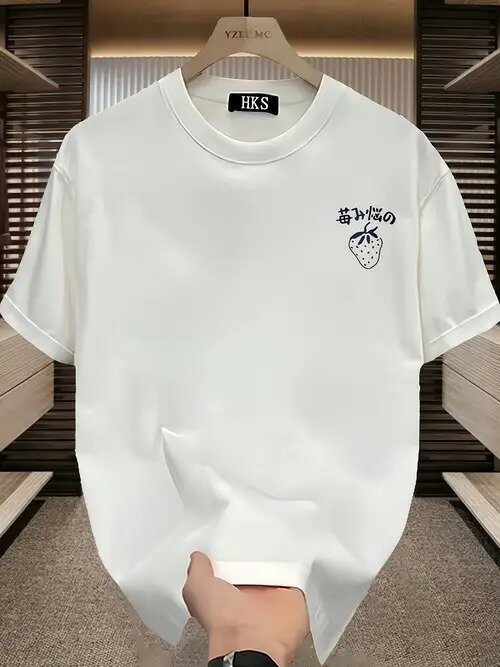 200gの白い半袖Tシャツで、左胸の位置にイチゴの柄と文字があり、新鮮でかわいいスタイル。素材はコットンで、着心地がよく、通気性がよく、毎日のカジュアルウェアに適しています。
