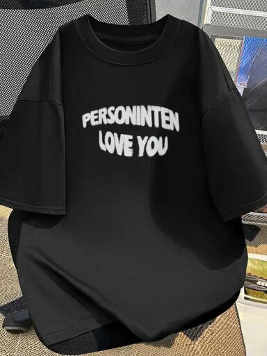 200gの黒地に白文字の半袖Tシャツは、トレンド感のあるシンプルなスタイル。ピュア・コットンを使用しているので、着心地がよく、通気性に優れ、毛玉ができにくく、型くずれしにくい。 200gの黒地に白文字の半袖Tシャツは、トレンド感のあるシンプルなスタイル。ピュア・コットンを使用しているので、着心地がよく、通気性に優れ、毛玉ができにくく、型くずれしにくい。