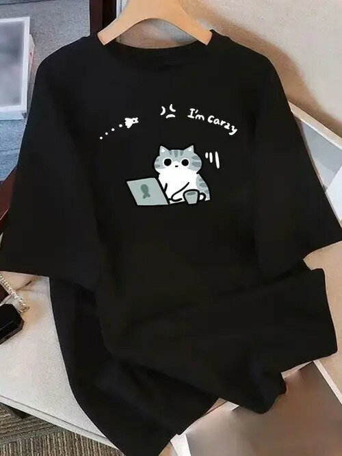 200gTシャツのプリント文字に猫のイラストを合わせて、楽しい雰囲気を演出します。 絵柄:黒Tシャツの猫..