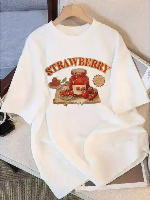 200文字:「STRAWBERRY」は、「いちご」を意味し、tシャツにプリントされた文字です。 パターン:ホワイトTシャツにイチゴ関連のプリント(イチゴジャム缶、イチゴの実などを含む)。レトロでフレッシュなスタイルです。