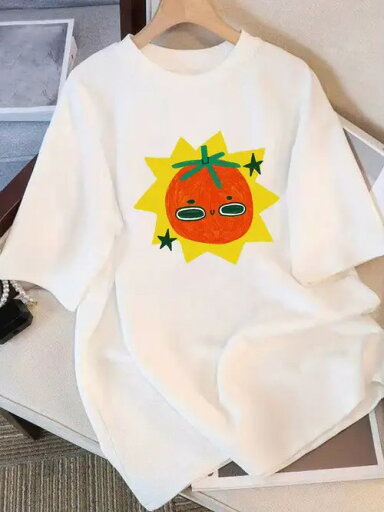 200gアニメ風のトマトのイメージです(トマトはサングラスをかけて、周りに黄色の星の形と緑色の星の装飾があって、スタイルがかわいくて楽しいです)。 アイテム属性:白の半袖Tシャツはカジュアルなファッションアイテムです。キャラクターに関連しています。