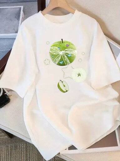 200gパターン:白いTシャツの上のプリントは、レースのリボン、ハート、星などの装飾の青りんごとりんごのスライス(スタイルが甘くて、さわやかです)です。 アイテム属性:白の半袖Tシャツ、カジュアルなファッションアイテムに属し、甘い果物のテーマに関連することができます 200gパターン:白いTシャツの上のプリントは、レースのリボン、ハート、星などの装飾の青りんごとりんごのスライス(スタイルが甘くて、さわやかです)です。 アイテム属性:白の半袖Tシャツ、カジュアルなファッションアイテムに属し、甘い果物のテーマに関連することができます