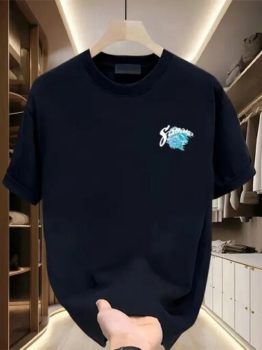 200gのブラック半袖Tシャツは、左胸にブルーとホワイトの配色パターンとテキストが施されている。タイド・ヘビーウェイト・ショートスリーブTシャツは、男女兼用のパッド入りスタイル。ラウンドネックで、着心地と通気性に優れたコットン製。 200gのブラック半袖Tシャツは、左胸にブルーとホワイトの配色パターンとテキストが施されている。タイド・ヘビーウェイト・ショートスリーブTシャツは、男女兼用のパッド入りスタイル。ラウンドネックで、着心地と通気性に優れたコットン製。