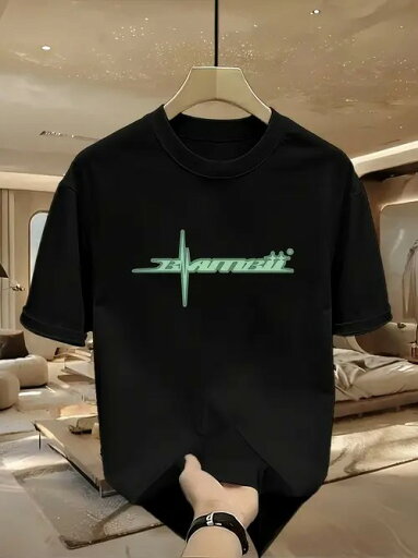 200gのブラック半袖Tシャツは、フロントにライトグリーンのプリント、中央に心電図のようなラインデザイン。ラウンドネックスタイル、コットン素材、着心地がよく、通気性に優れています。 200gのブラック半袖Tシャツは、フロントにライトグリーンのプリント、中央に心電図のようなラインデザイン。ラウンドネックスタイル、コットン素材、着心地がよく、通気性に優れています。