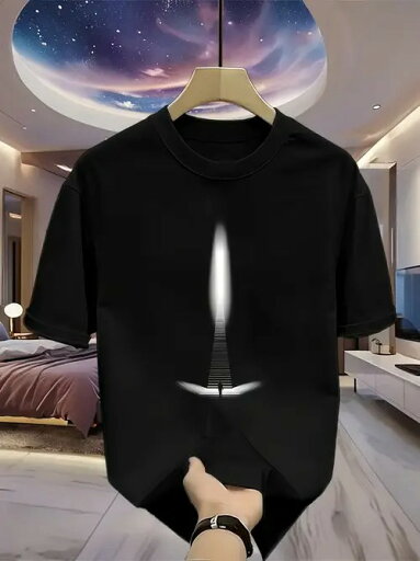 200g フロントに特徴的な白い光と影のパターンを配し、光への道を表現した黒の半袖Tシャツ。ラウンドネックのスタイリングで、快適さと通気性を備えたコットン製。 200g フロントに特徴的な白い光と影のパターンを配し、光への道を表現した黒の半袖Tシャツ。ラウンドネックのスタイリングで、快適さと通気性を備えたコットン製。