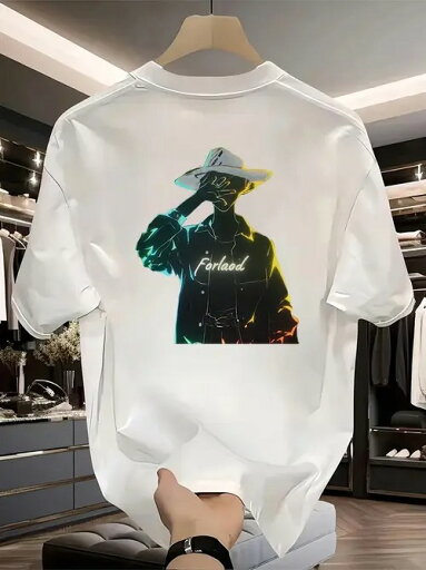 200gのホワイト半袖Tシャツ。背中には、つば広ハットを被り、ジャケットを羽織ったキャラクターの画像が、英字の横にカラーライト効果でプリントされている。クルーネックスタイル、ヘビーウェイトのコットン生地、肌に優しく通気性に優れ、厚手の生地感。 200gのホワイト半袖Tシャツ。背中には、つば広ハットを被り、ジャケットを羽織ったキャラクターの画像が、英字の横にカラーライト効果でプリントされている。クルーネックスタイル、ヘビーウェイトのコットン生地、肌に優しく通気性に優れ、厚手の生地感。