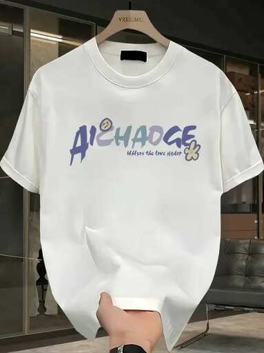 200gのホワイトクルーネック半袖Tシャツは、フロントにカラフルなレタリングとテキスト、そして小さな花柄が施されている。ピュア・コットン製で、着心地がよく、通気性に優れています。幅広い体型の方に着ていただける、男女兼用のルーズフィットです。 200gのホワイトクルーネック半袖Tシャツは、フロントにカラフルなレタリングとテキスト、そして小さな花柄が施されている。ピュア・コットン製で、着心地がよく、通気性に優れています。幅広い体型の方に着ていただける、男女兼用のルーズフィットです。