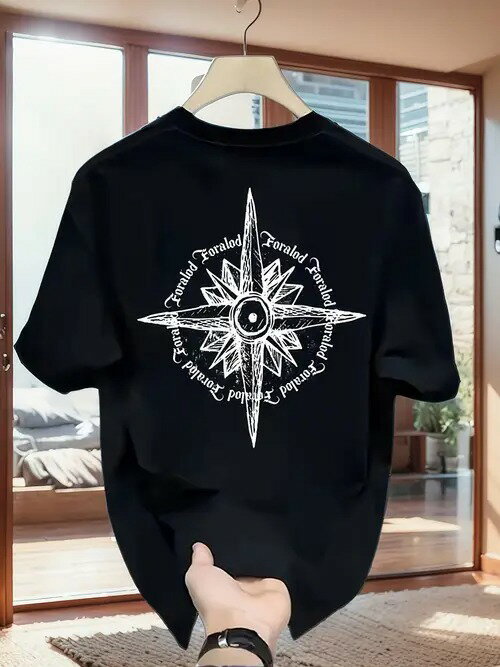 背中に白いコンパス柄をあしらった、200gのブラック・クルーネック半袖Tシャツ。ピュア・コットン製で、着心地がよく、通気性に優れています。幅広い体型の方に着ていただける、男女兼用のルーズフィットです。