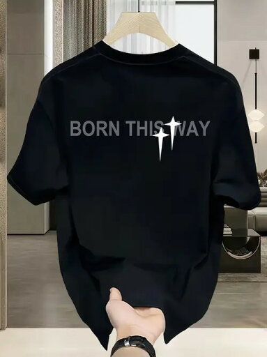 200gのブラック・クルーネック半袖Tシャツ。背中にレタリングとホワイトのスタープリント入り。幅広い体型に対応するユニセックスのルーズフィット。 200gのブラック・クルーネック半袖Tシャツ。背中にレタリングとホワイトのスタープリント入り。幅広い体型に対応するユニセックスのルーズフィット。