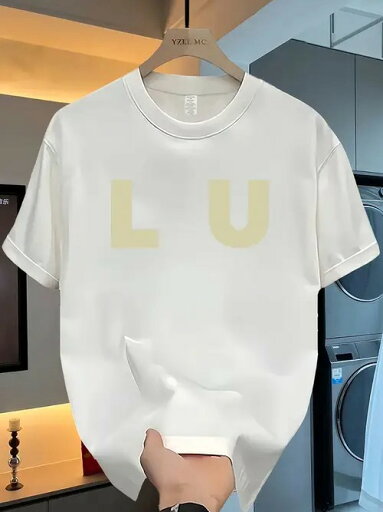フロントに大きく「LU」とプリントされた200gの白Tシャツ。色はライトイエローで、そのデザインはシンプルかつ大らかで、文字がTシャツに風格を添えている。 フロントに大きく「LU」とプリントされた200gの白Tシャツ。色はライトイエローで、そのデザインはシンプルかつ大らかで、文字がTシャツに風格を添えている。