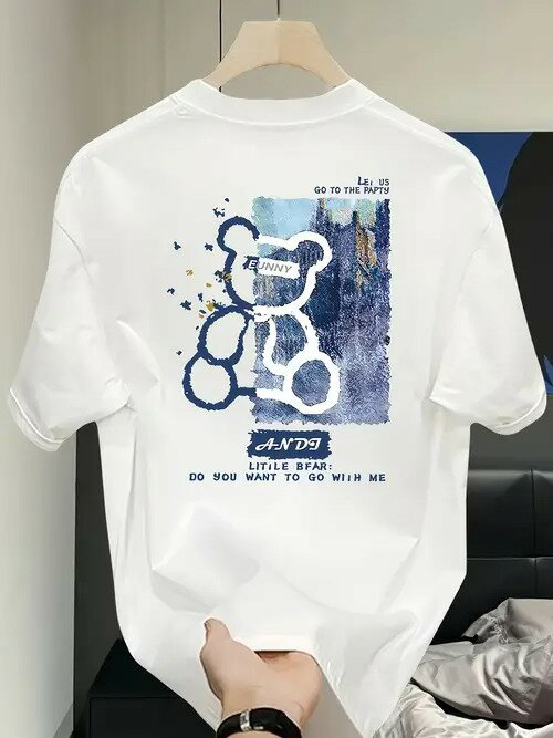 男女兼用の200gホワイト・クルーネック半袖Tシャツが新登場。背中にはクマの文字がプリントされ、ブルーとパープルを基調とした柄と装飾要素で囲まれている。コットン生地で作られており、着心地がよく、通気性に優れている。着心地はゆったりとしており、男女兼用である。