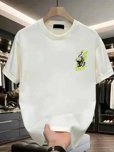左胸に漫画のデザインと文字が入った200gの白の丸首半袖Tシャツ。ピュア・コットンを使用し、快適で通気性に優れ、ユニセックスで着用できます。 左胸に漫画のデザインと文字が入った200gの白の丸首半袖Tシャツ。ピュア・コットンを使用し、快適で通気性に優れ、ユニセックスで着用できます。