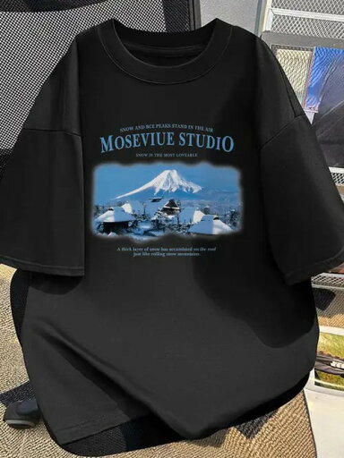 この200gのブラック半袖Tシャツは、雪山のプリントとテキストが特徴で、アート的で自然を連想させるスタイル。素材はコットンで着心地がよく、通気性も抜群。 この200gのブラック半袖Tシャツは、雪山のプリントとテキストが特徴で、アート的で自然を連想させるスタイル。素材はコットンで着心地がよく、通気性も抜群。