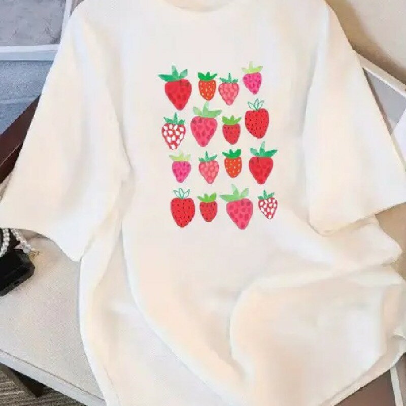 甘いイチゴ園200gです!イラストプリントされた白いコットンの半袖Tシャツは、フルーティーな香りに包まれています。手描きのストロベリーマトリックス+さわやかな配色で、癒し感がいっぱいです。