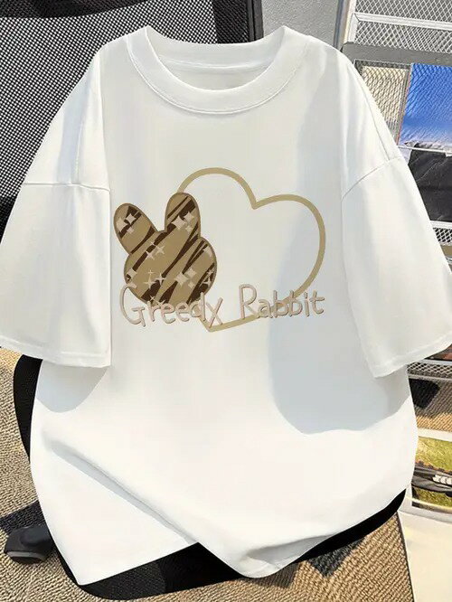 200gのホワイトTシャツには、ミッキーの耳とハート柄、モノグラムがプリントされ、キュートでファッショナブルなスタイルを演出。肌触りが良く、通気性の良いコットン素材。