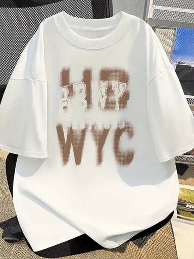 200gのホワイトTシャツには、アメリカン・ヴィンテージを思わせるオールドファッション・スタイルのモノグラムがあしらわれている。ピュア・コットンを使用し、快適で通気性に優れている。 200gのホワイトTシャツには、アメリカン・ヴィンテージを思わせるオールドファッション・スタイルのモノグラムがあしらわれている。ピュア・コットンを使用し、快適で通気性に優れている。