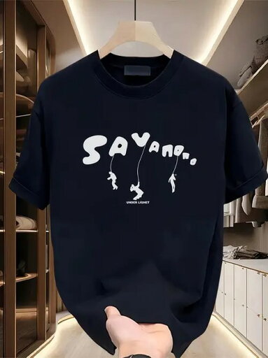 200gの黒の半袖Tシャツは、フロントに白い英字と、糸で文字を掴まれているような小さな人物のデザインがプリントされている。ラウンドネックで、着心地と通気性に優れたコットン製。 200gの黒の半袖Tシャツは、フロントに白い英字と、糸で文字を掴まれているような小さな人物のデザインがプリントされている。ラウンドネックで、着心地と通気性に優れたコットン製。