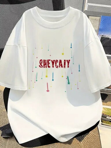 カラフルな流れ星模様に囲まれた赤い文字がプリントされた、200gの白い半袖Tシャツ。ピュアコットンを使用しているので、着心地がよく、通気性に優れています。 カラフルな流れ星模様に囲まれた赤い文字がプリントされた、200gの白い半袖Tシャツ。ピュアコットンを使用しているので、着心地がよく、通気性に優れています。