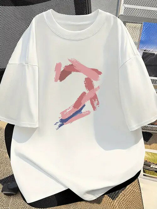 ピンクとブルーのブラシストローク柄の200gホワイト半袖Tシャツ。ピュア・コットンを使用しているため、着心地がよく、通気性に優れ、毛玉ができにくく、型くずれしにくい。